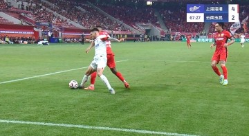 第65分钟，约尼查禁区内被茹萨踢倒，裁判未有表示，VAR未介入